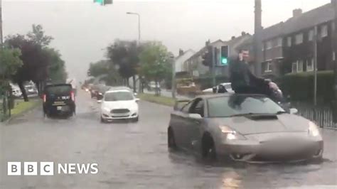 Edinburgh flooding: Rising water causes chaos - BBC News