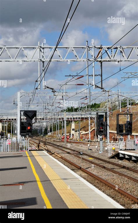 Milton Keynes railway station looking North Stock Photo - Alamy