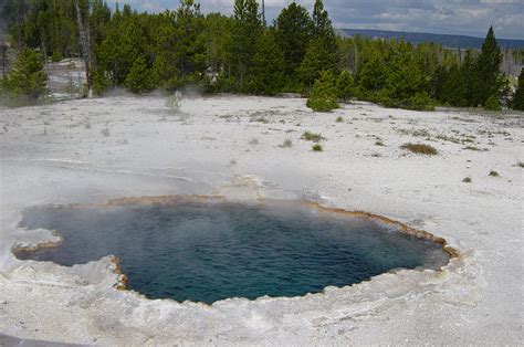 File:Surprise Pool at Fountain Paint Pot in Yellowstone.JPG - Wikimedia ...
