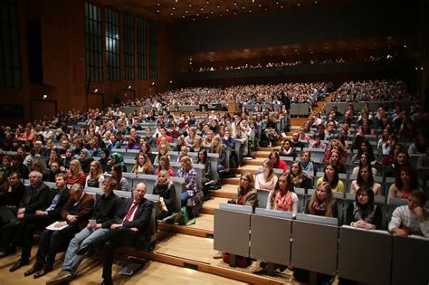 Studenten in der Aula der Universität zu Köln bei einer Einführungsveranstaltung | Duda.news