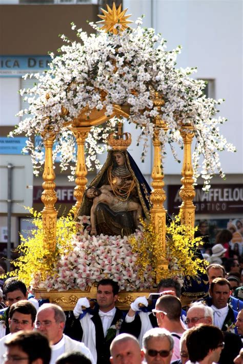 Festas de Nossa Senhora | Decorações do altar da igreja, Altar de ...