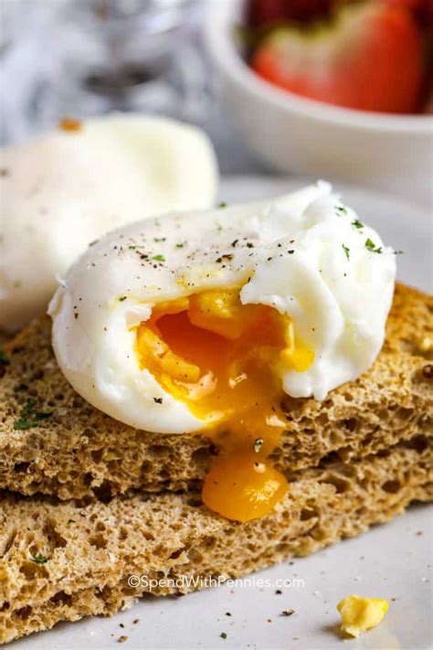 EASY MICROWAVE POACHED EGGS RECIPE - Priezor.com