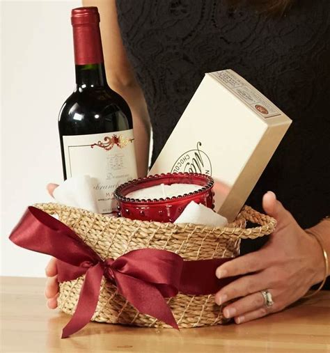 Stylish-DIY-Wine-Gift-Baskets-Ideas-02.jpg 1,024×1,097 pixels | Wine gifts diy, Diy wine gift ...