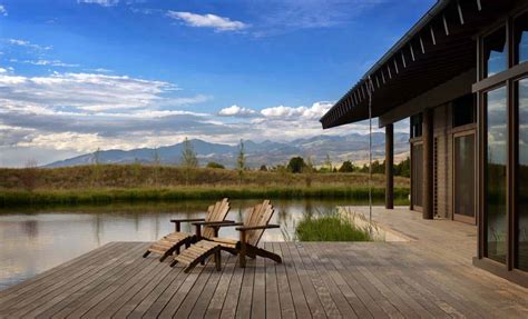 Montana ranch house embraces its striking river valley location