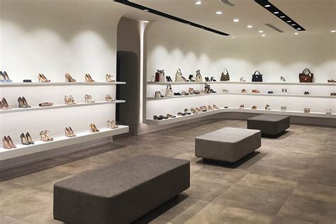 Footwear Showroom Interior Design Display - Boutique Store Design ...