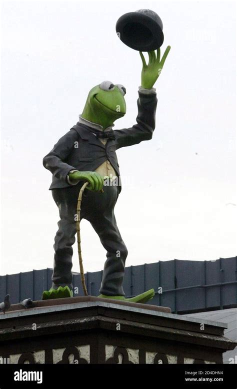 Jim kermit frog statue in hi-res stock photography and images - Alamy