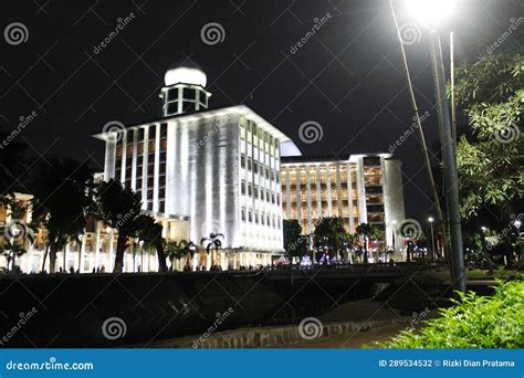 Istiqlal mosque at night editorial photography. Image of design - 289534532