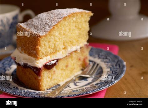 Victoria sponge cake slice hi-res stock photography and images - Alamy