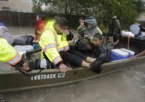 Efforts to rescue thousands from Houston flooding continue | Daily Mail ...