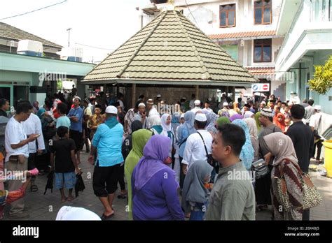 SURABAYA - INDONESIA, 23 JUNE 2013 : Pilgrims visit the Tomb of Sunan Ampel Stock Photo - Alamy