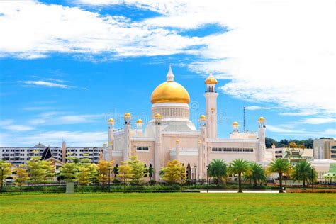 Sultan Omar Ali Saifuddien Mosque Editorial Photo - Image of blue ...