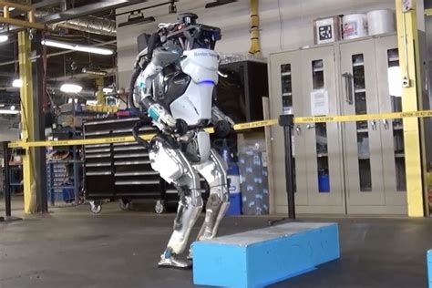 El asombroso robot 'Atlas' de Boston Dynamics aprende a saltar y ahora es más aterrador (y ...