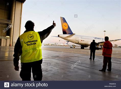 Lufthansa hangar hi-res stock photography and images - Alamy