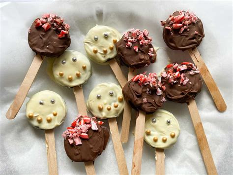 Easy Christmas Oreo Pops Recipe | Simplify Create Inspire