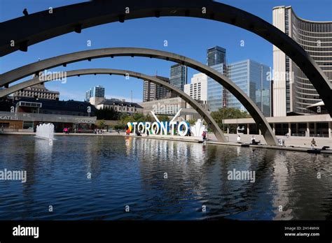 Toronto sign and Toronto City Hall in Nathan Phillips Square. Toronto ...