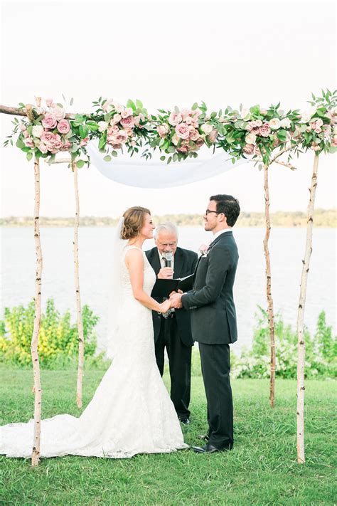 Wedding Florist: Add Personality to Your Ceremony with Creative Florals!