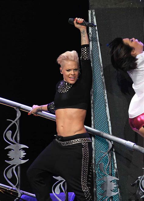 Pink Performing Live at Staples Center in Los Angeles – celebsla.com