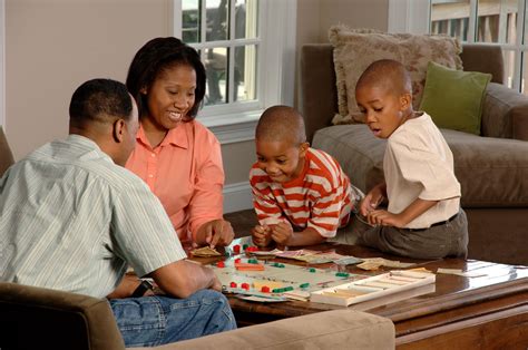 File:Family playing board game.jpg - Wikimedia Commons