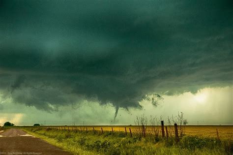 ELI5:Why does the sky turn that weird green color before a tornado? : explainlikeimfive