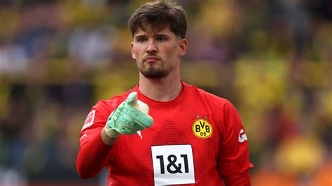 Manchester United target Borussia Dortmund goalkeeper Gregor Kobel to ...