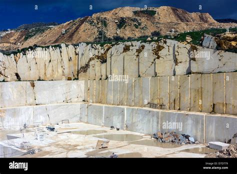 Quarry marble blocks hi-res stock photography and images - Alamy