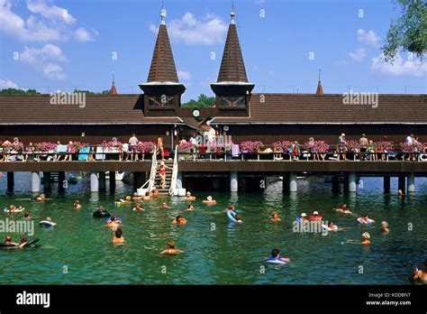 Ungarn, Balaton, Heviz, Thermalbad, Aussenanlage, mit Badeg‰sten Stock Photo: 163178435 - Alamy