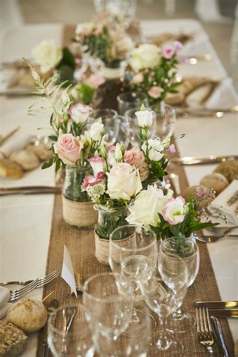 Bocaux décorés et fleuris pour mariage champêtre chic