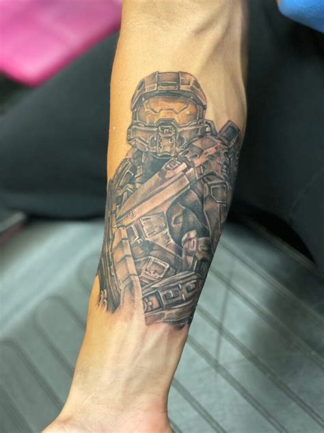 49ers' Kittle displays new ink of Master Chief from Halo videogame