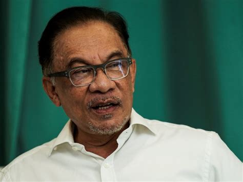 Anwar Ibrahim Is On His Way To Istana Negara To Be Sworn In! | Fly FM