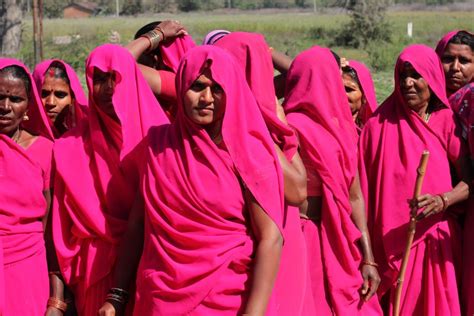 Sampat Pal's Gulabi Gang fights for gender revolution in India | CBC News