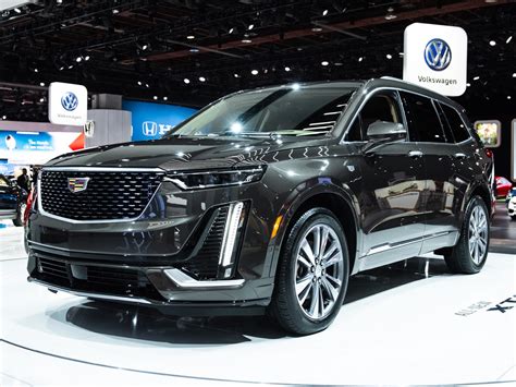 Cadillac XT6 Premium Luxury vs. XT6 Sport: Visual Comparison