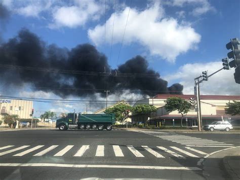 Honolulu firefighters extinguish 3-alarm blaze near Sand Island ...