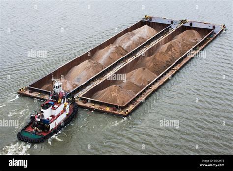 Tugboat Pushing Barge Boat Stock Photos & Tugboat Pushing Barge Boat Stock Images - Alamy