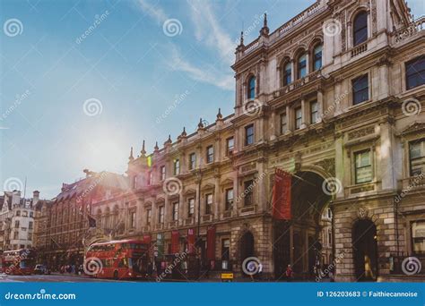 The Facade of the Burlington House in Piccadilly in London City Editorial Stock Photo - Image of ...