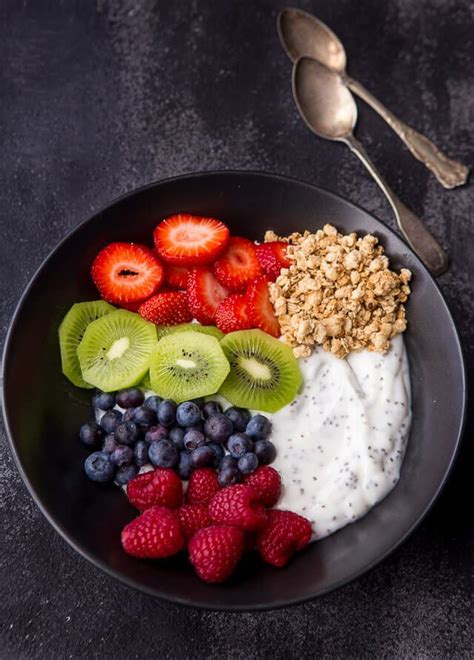 Greek yogurt bowl with chia seeds, granola & fruit | Yogurt breakfast ...