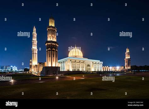 Sultan Qaboos Grand Mosque, night shot with lighting, Muscat, Oman ...