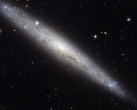 Space in Images - 2012 - 09 - Hubble portrays a dusty spiral galaxy