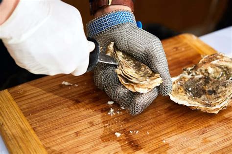 5 Best Oyster Shucking Gloves Of 2024 - Foods Guy