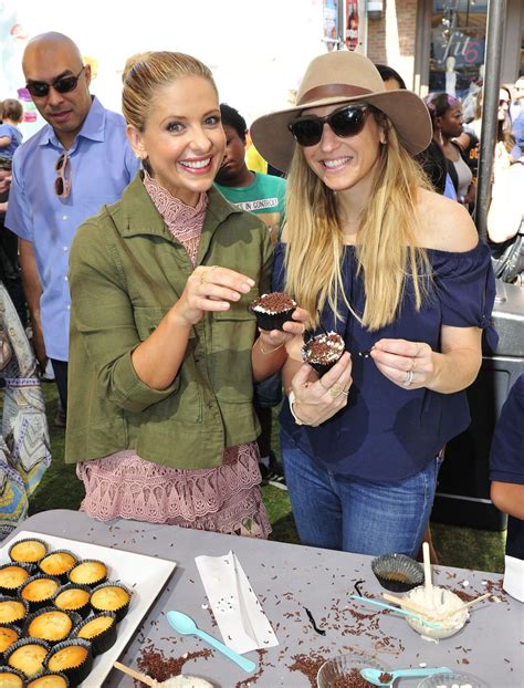 Sarah Michelle Gellar - Foodstirs Host Kids in the Kitchen at The Grove ...