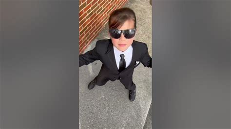 MIB Agents Chasing Edgar - Family Halloween Costume - YouTube