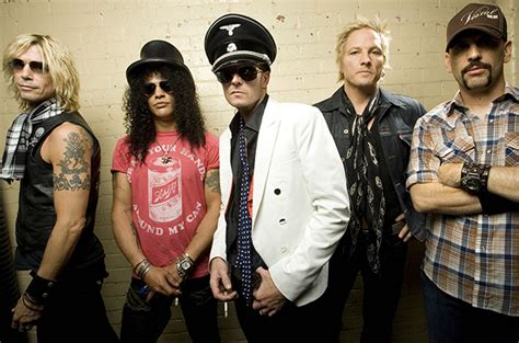 Scott Weiland’s Velvet Revolver Bandmates Pen Tribute to Late Singer – Billboard