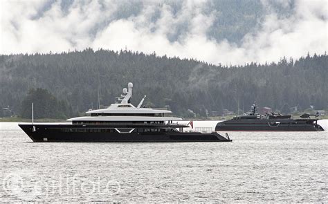 Feadship Lonian and support yacht Hodor in Juneau