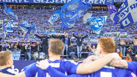 Schalke-Choreo geplant: Ultras schreiben Oberteil für Frankfurt-Spiel vor