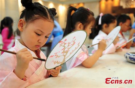 Children in traditional clothes experience classic Chinese culture[1 ...