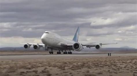 GE tests a new engine on a 747 and boy does it look weird - CNET