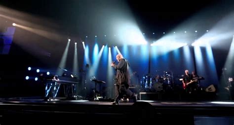 Peter Gabriel - Sledgehammer Live (Back to Front Tour - London) - YouTube