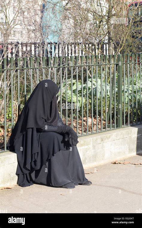 Muslim woman in burka sitting hi-res stock photography and images - Alamy