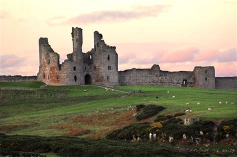 DUNSTANBURGH CASTLE - Massive ruined castle in an impressive coastal ...