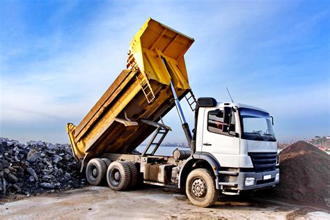 How do the Hydraulics in a Tipper Truck Work? | iseekplant