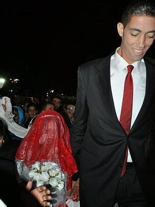 World’s tallest man gets married to woman who is 2 feet, 7 inches shorter [PHOTOS] | This is ...